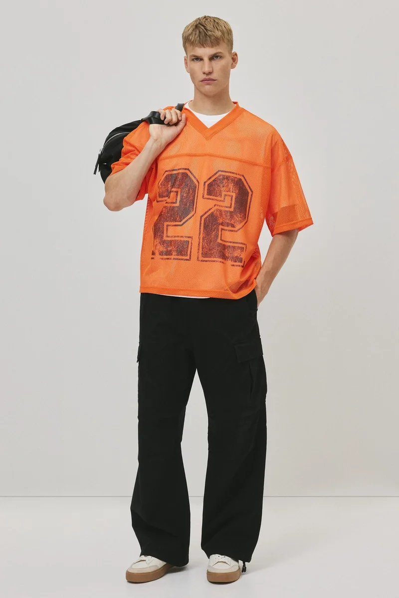 اتش اند ام تي-شيرت شبكي مزين بطبعة وبقصة فضفاضة